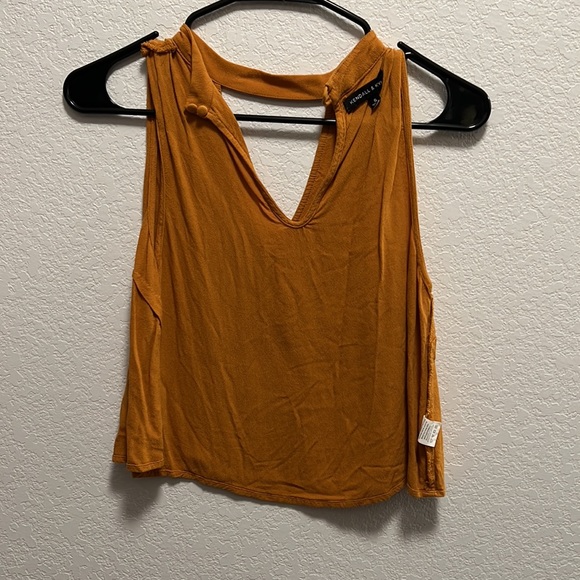 Size small mustard yellow crop top with cut out - Picture 2 of 3